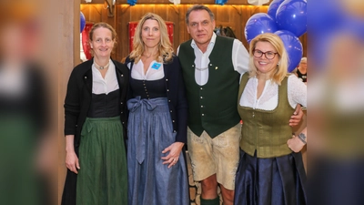 Constanze Böhm (Sozialreferat), Madlen Stephan (Vorstand Münchner für Münchner e.V.) sowie Peter und Petra Schöniger (Festwirte Festhalle Bayernland) machten den Seniorinnen und Senioren eine große Freude. (Foto: Renate Langwieder)