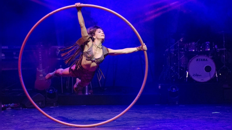 Akrobaten zeigen auf der Stadthallenbühne bei der Woodstock Variety Show ihr Können. (Foto: Gordon Schirmer)
