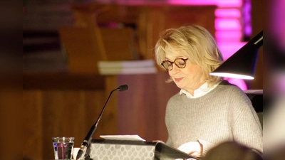 Schauspielerin Gisela Schneeberger in einer neuen Rolle als Vorleserin. (Foto: Theaterverein Markt Schwaben)