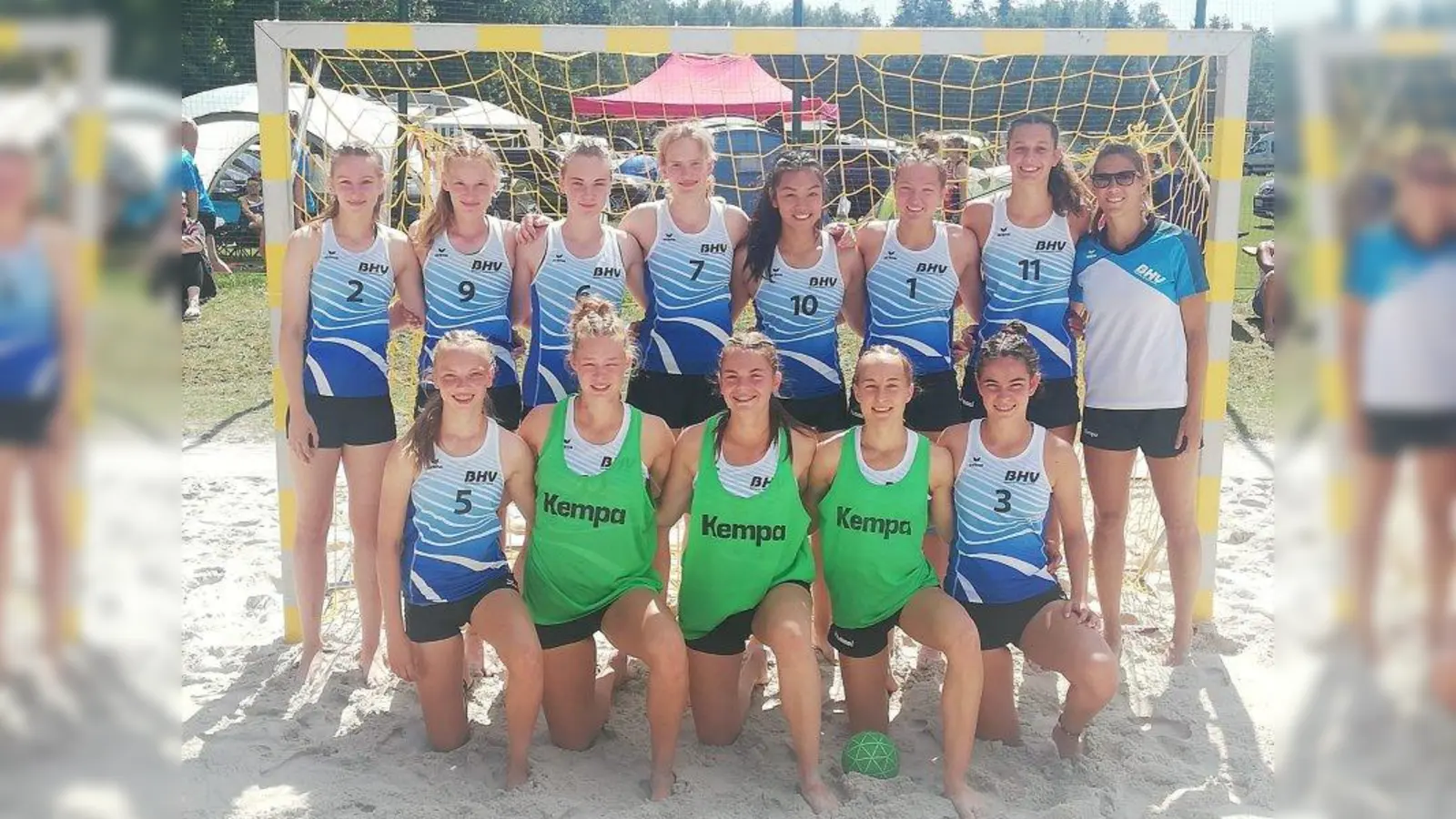 Die Bayern entschieden die Deutsche Jugendmeisterschaft im Beachhandball für sich. Unter ihnen ist Fanni Neumaier (mit der T-Shirt-Nummer 1), die im Sportverein Laim Zuhause ist. (Foto: pr)