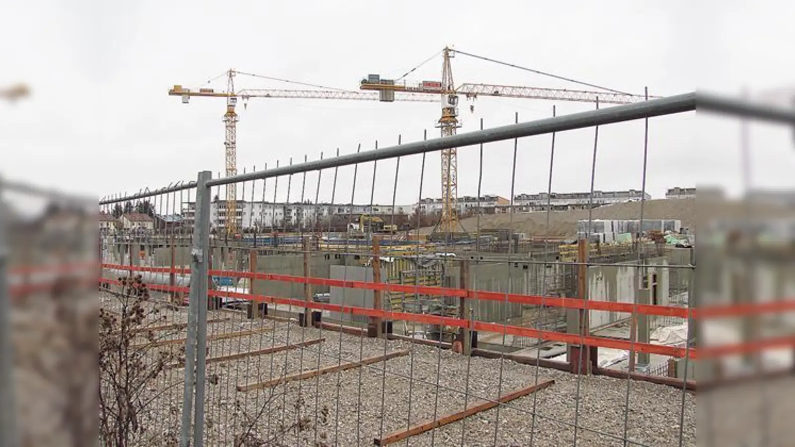 Schnell schreitet der Bau voran  2013 wird das Truderinger Gymnasium fertig. Auch der Schulweg soll dann sicher sein, fordern besorgte Eltern.  (Foto: bus)