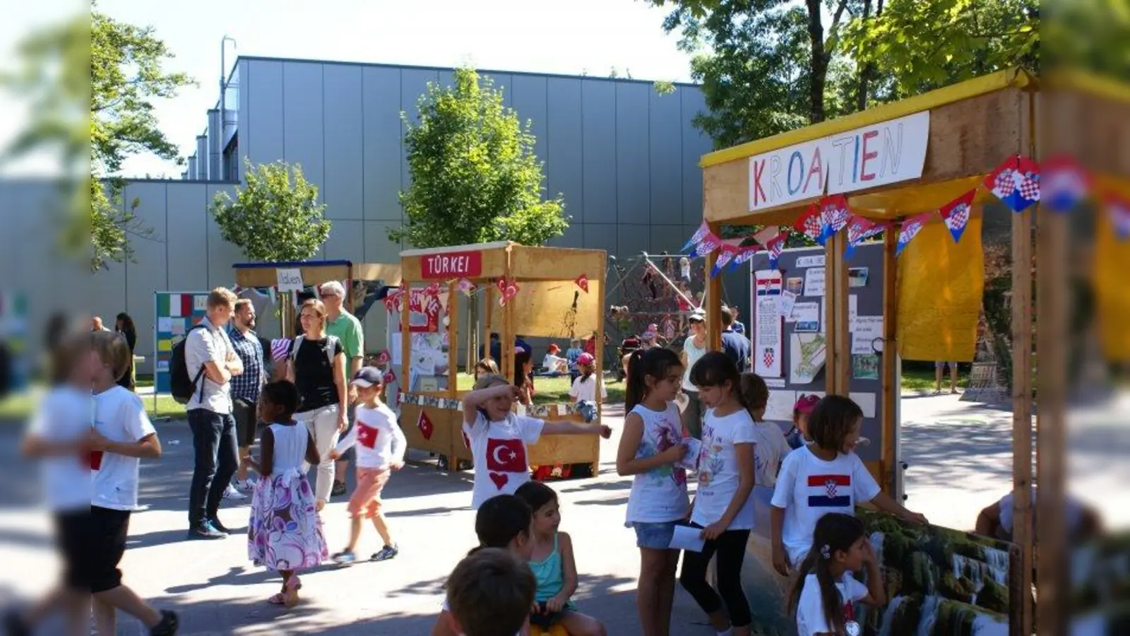 Beim Schulfest informierten die Schüler ihre Gäste über „ihre” sechs Länder. (Foto: Carmen Fröhler)