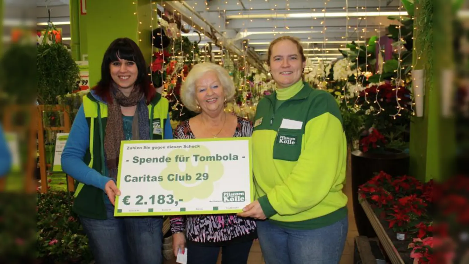 Scheckübergabe: Die Pflanzen-Kölle-Mitarbeiterinnen Sonja Lutz (li.) und Nadine Anders (re.) zusammen mit Inge Schröder vom Club 29. (Foto: sb)