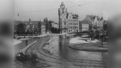 So sah der Rotkreuzplatz 1920 aus. Im Zweiten Weltkrieg wurde nahezu die komplette Bebauung des Platzes, wie sie hier zu sehen ist, zerstört. Darunter befanden sich auch das Jagdschlössel und die Winthirapotheke. (Foto: Stadtarchiv München DE-1992-FS-STR-1377)