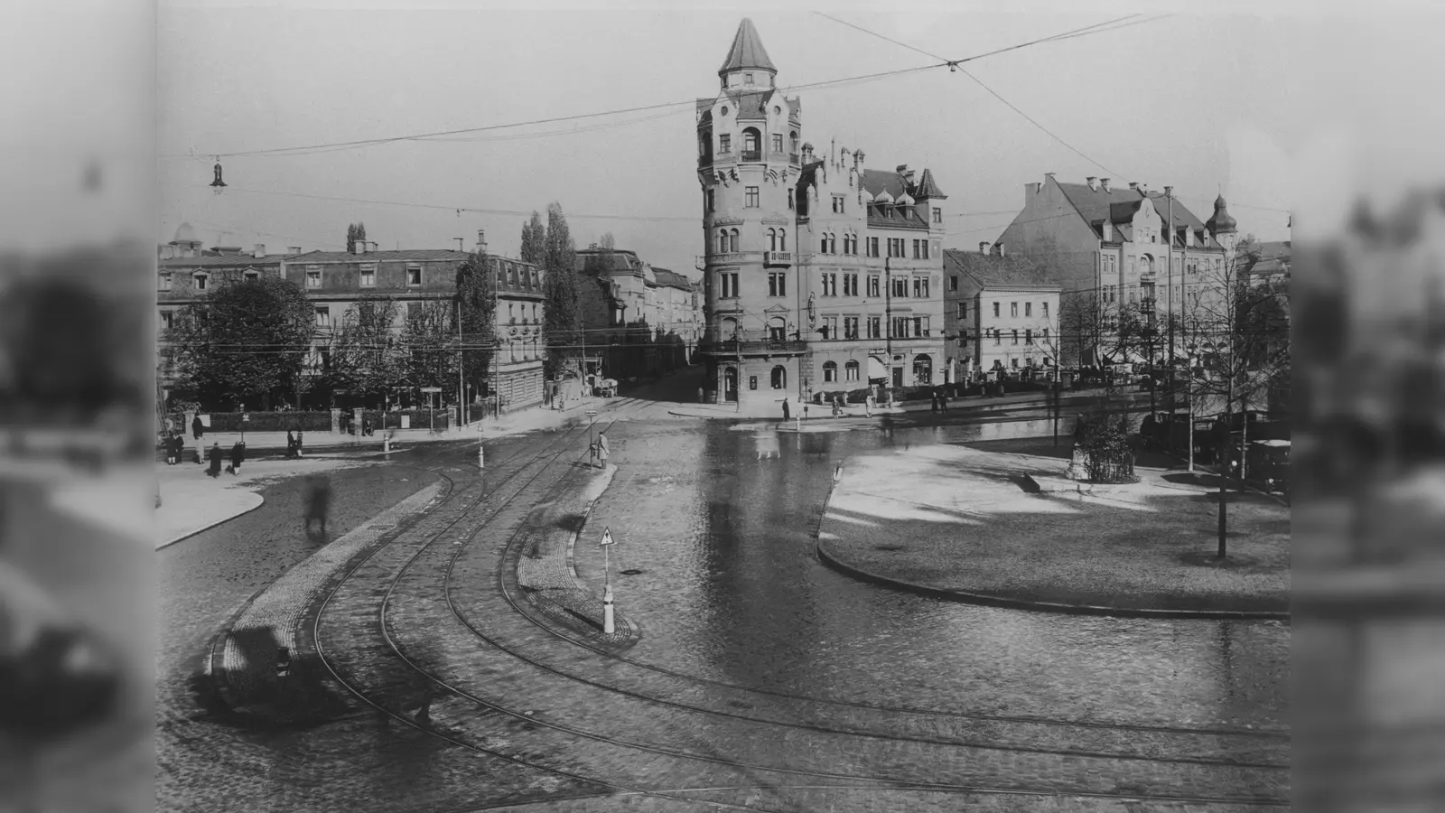 So sah der Rotkreuzplatz 1920 aus. Im Zweiten Weltkrieg wurde nahezu die komplette Bebauung des Platzes, wie sie hier zu sehen ist, zerstört. Darunter befanden sich auch das Jagdschlössel und die Winthirapotheke. (Foto: Stadtarchiv München DE-1992-FS-STR-1377)