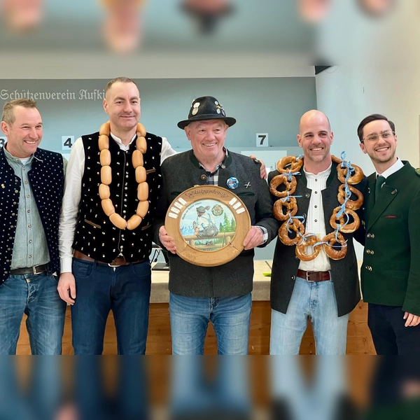 Manfred Nöbauer (Spender der Königs-Scheibe), Maik Stürmer, Wolfgang Seiler, Patric Liebold und Manuel Seitz, 1.Schützenmeister (von links). (Foto: SG)