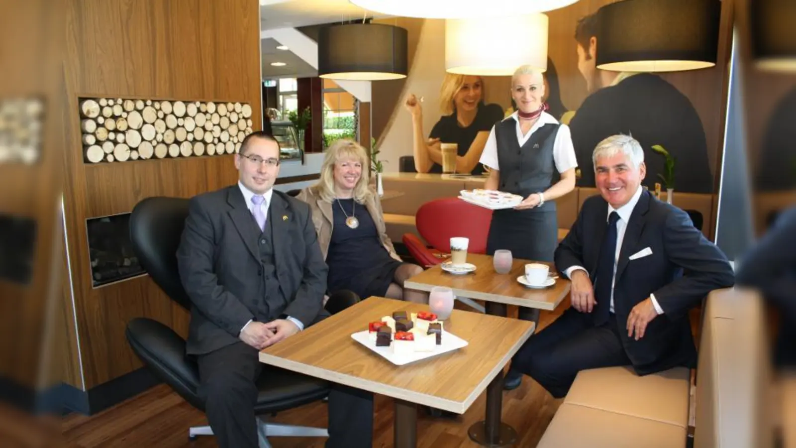 Inhaber Michael Heinritzi (re.) zusammen mit Restaurantleiter Lubomir Mihoc (li.), Architektin Birgitte Walther (2.v.l.) und Mitarbeiterin Camilia Igna im neuen 5 Sterne McDonalds in der Südlichen Münchner Straße in Grünwald. (Foto: sb)