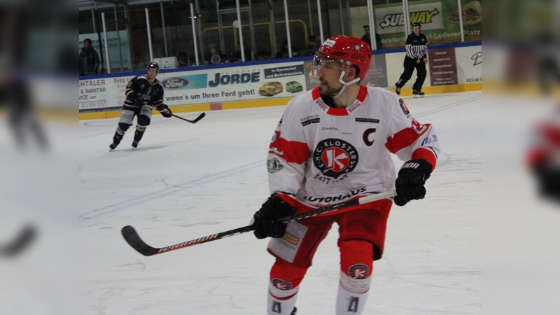 Abwehrspieler Bernd Rische wird weiterhin das "C" als Spielführer auf der Brust tragen. (Foto: smg)