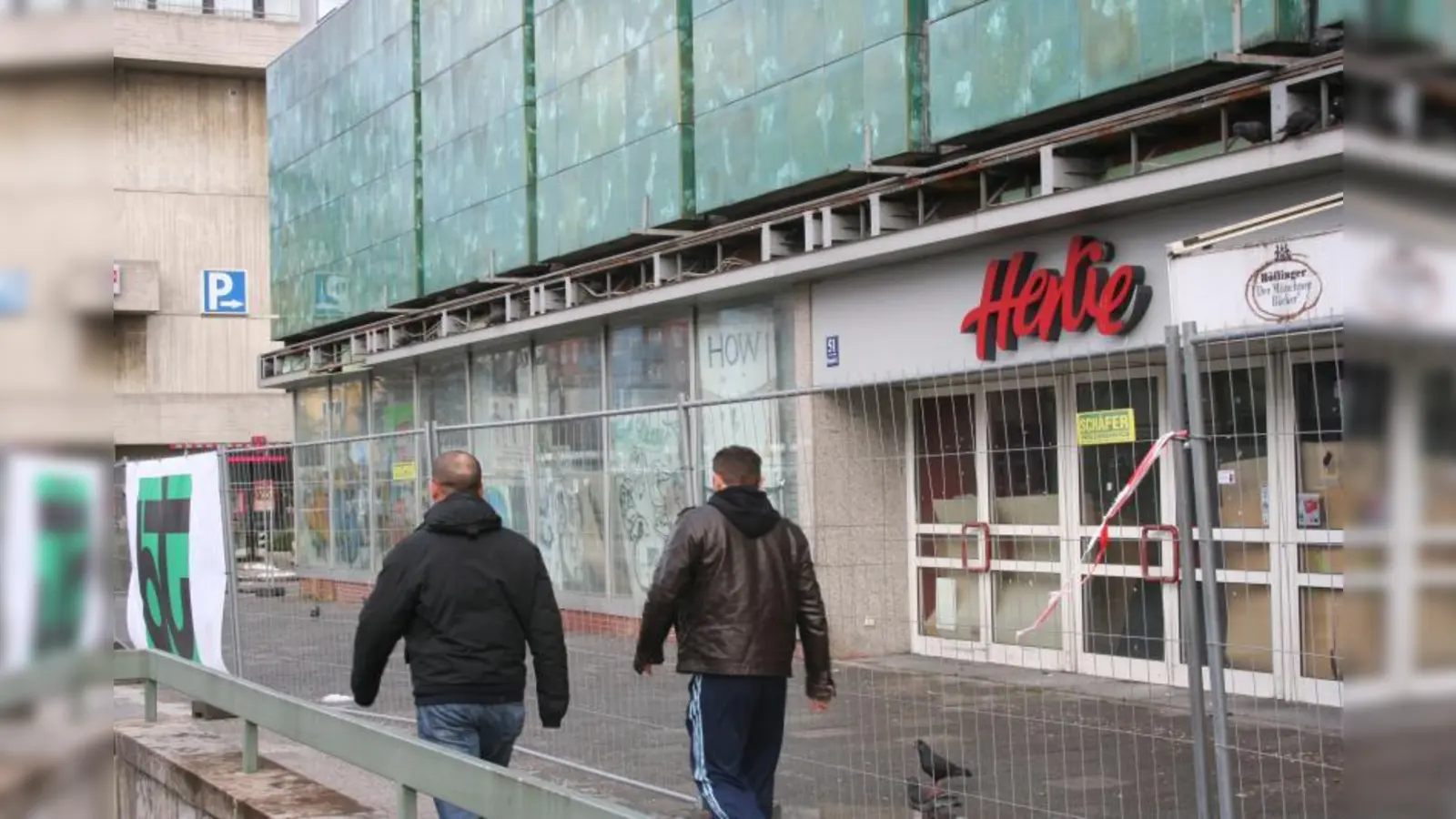 Eine Absperrung ist bereits errichtet. Laut Eigentümer Martin Bucher wurde mit den Abrissarbeiten im Inneren bereits begonnen. (Foto: WS)