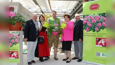 Blumentaufe im Garten-Center Kiefl in Buchendorf mit (v.l.) Jürgen Kirner, Gitti Walbrun, Wolfgang Kiefl, Landtagspräsidentin Barbara Stamm und dem Präsidenten des Bayerischen Gärtnerei-Verbandes e.V., Roland Albert. (Foto: US)