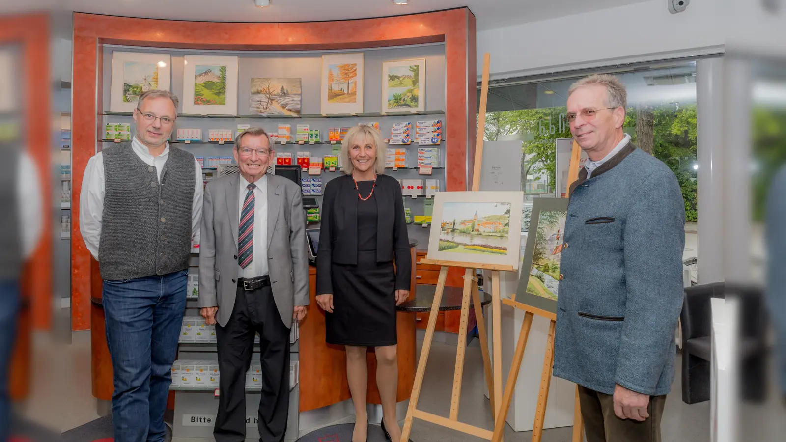 Tobias König, Jürgen Patenheimer, Gabriele Müller und Alfred Feicht in der Anker-Apotheke (v.l.). (Foto: oh)