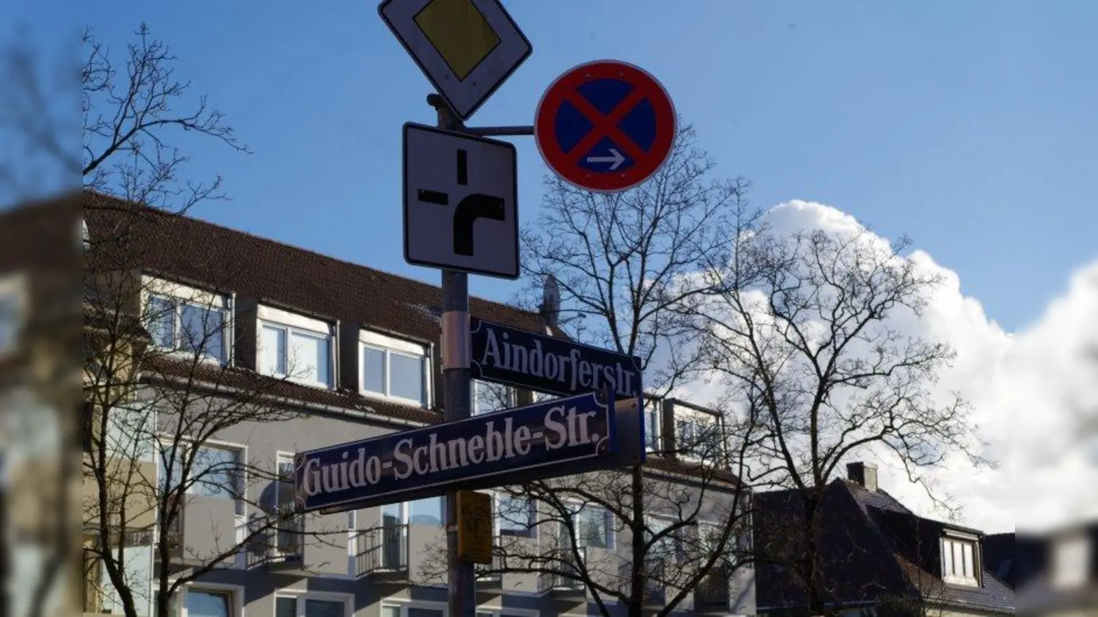 Die Guido-Schneble-Straße erinnert an den Laimer Guido Schneble, der während des Nationalsozialismus verfolgt wurde. Eine Namenserläuterung am Straßenschild soll künftig darüber aufklären. (Foto: kö)