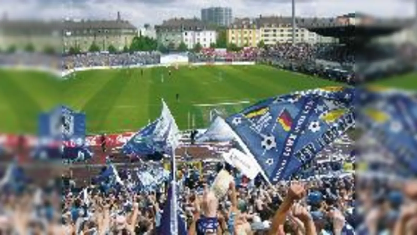 Solche Bilder lassen jedes Löwenherz höher schlagen: Im Sechzger-Stadion herrscht bei den Spielen meist eine Spitzenstimmung. Damit auch künftig Fußballfeste gefeiert werden, wird die Spielstätte aufgemöbelt.  (Foto: XX-Tausend)