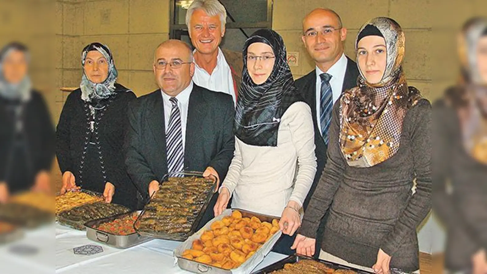 Leckeres gab es beim Fastenbrechen, zu dem die Familie Sahin mit Unterstützung der Gemeinde Neubiberg eingeladen hatte (v.  (Foto: Sengül Sahin, Mustafa Sahin, 2. Bürgermeister Hartmut Lilge, Yasemin Sahin, der Integrationsbeauftragte des Landkreises Ali Dan)