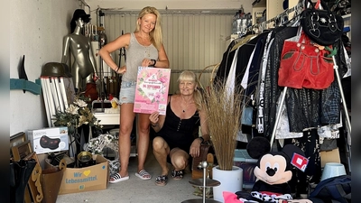 Melanie Glas und Mutter Doris Glas haben ihre Speicherschätze für den Flohmarkt bereits in der Garage gestapelt. (Foto: Glas)