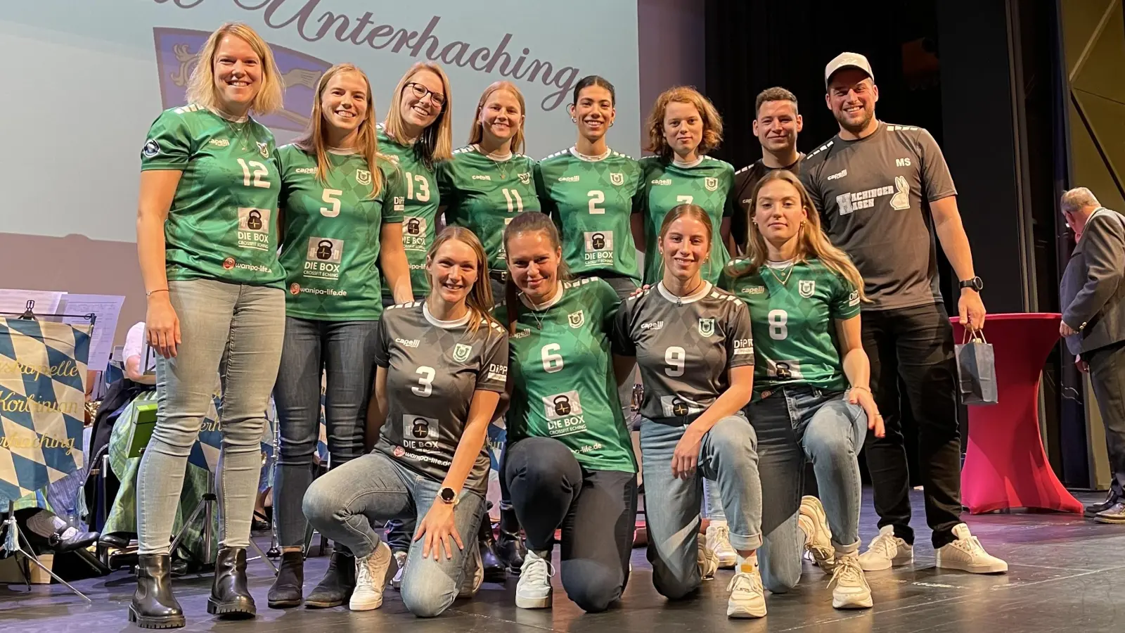 Die 1. Mannschaft der Volleyballerinnen wurden für ihre Erfolge in der 2. Bundesliga geehrt. (Foto: hw)