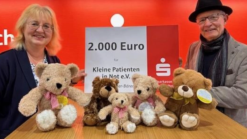 Barbara Holzmüller von der Sparkasse Fürstenfeldbruck überreicht dem Vorsitzenden des Vereins „Kleine Patienten in Not“ Ralph Wendling einen Spenden-Scheck über 2.000 Euro. (Foto: Sparkasse)