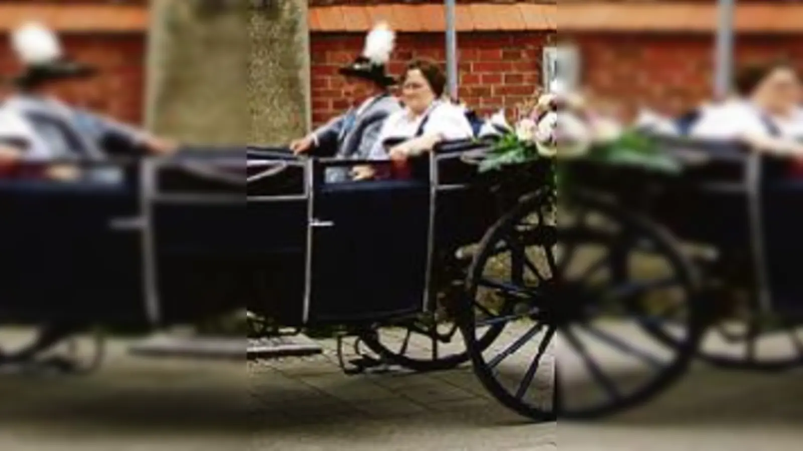 Feierlich unterwegs: In der festlich geschmückten Hochzeitskutsche feierten Anneliese und Adi noch einmal ihren großen Tag.	 (Foto: VA)