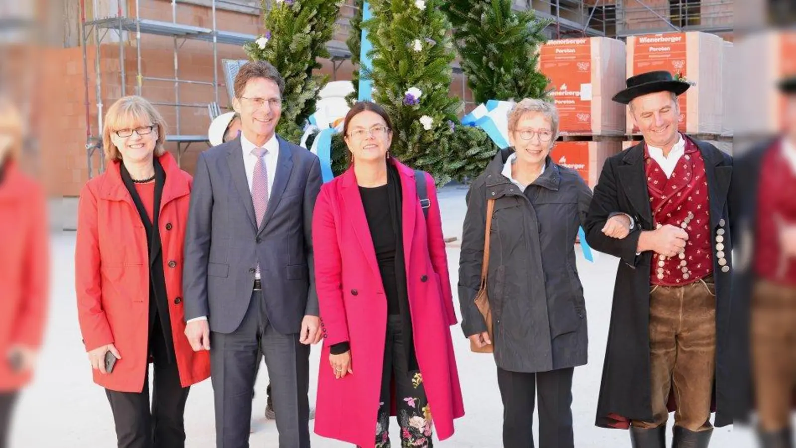 Feierten gemeinsam das Richtfest (von links): Stadträtin Renate Kürzdörfer, Dr. Klaus-Michael Dengler (Sprecher der Geschäftsführung der GEWOFAG), Stadtbaurätin Prof. Dr. Elisabeth Merk, Stadträtin Heide Rieke sowie Sepp Tyroller, der den Richtspruch abhielt. (Foto: GEWOFAG)