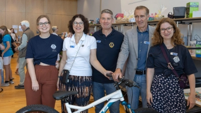 Voller Einsatz an der Lions-Club Tombola (v.l.): Annika Geigl, Sabine Geigl, Michael Sigmund, Andreas Geigl und Marisa Geigl (Foto: Walter Weiss)
