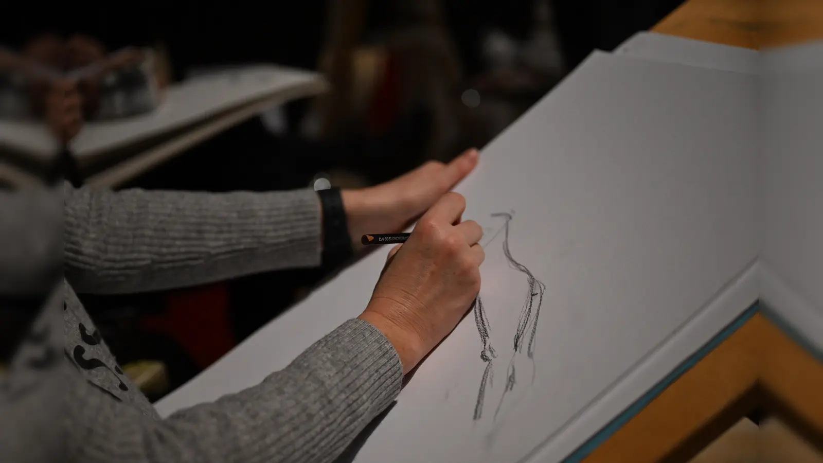 Beim Aktzeichen-Kurs im Bayerischen Nationalmuesum sind auch Anfänger willkommen.  (Foto: © Hörhager)