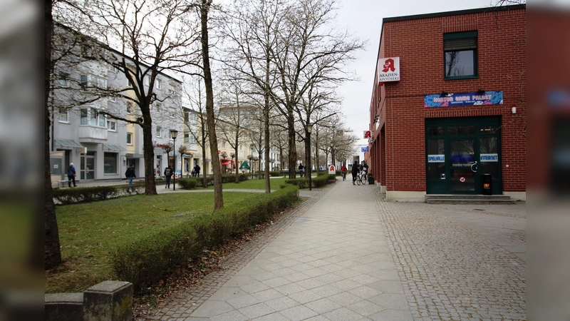 Die Ladenzeile an Maximilian-Kolbe-Allee könnte umfangreichen Wohnbau-Plänen zum Opfer fallen. (Foto: RedN)