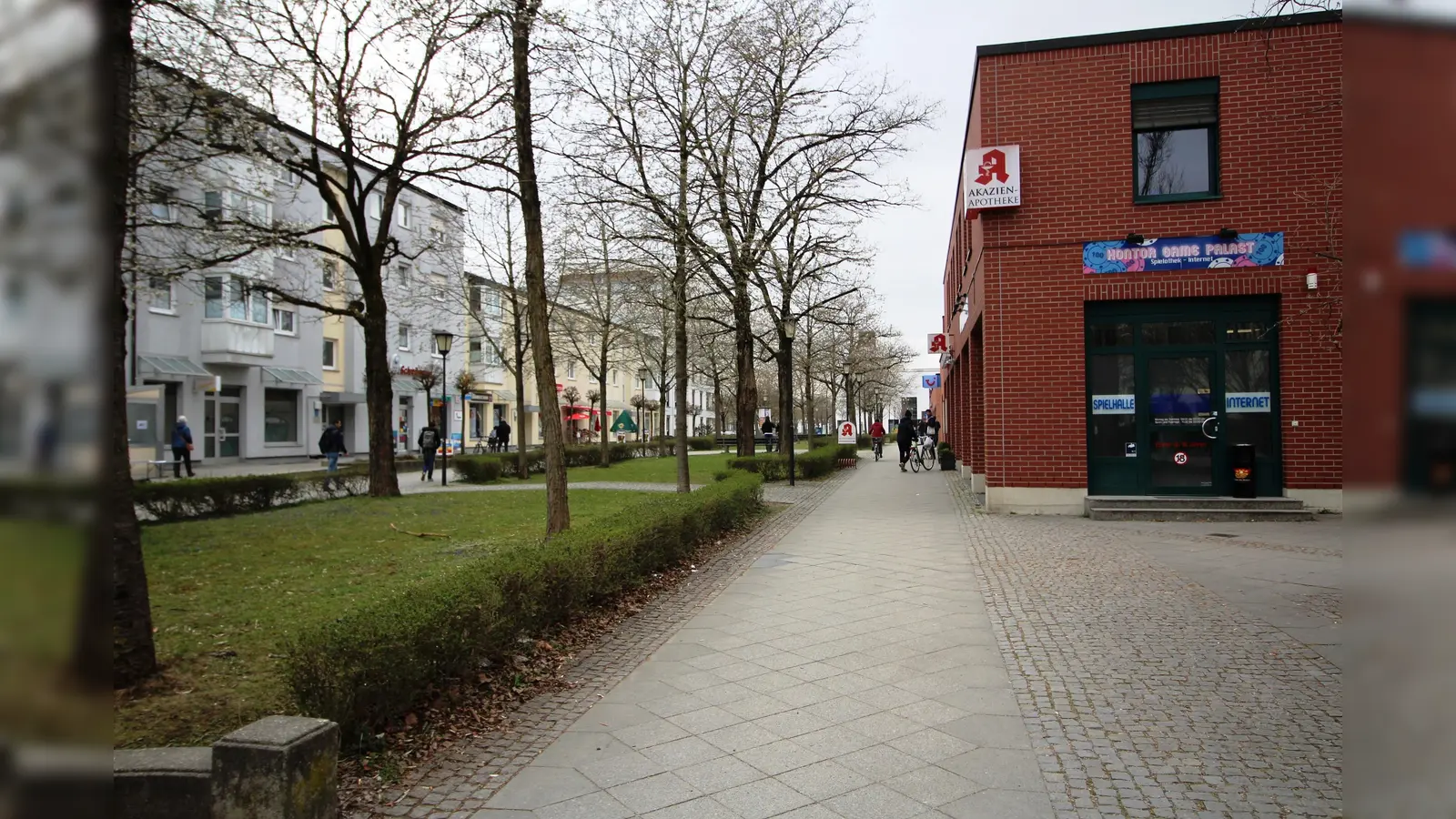 Die Ladenzeile an Maximilian-Kolbe-Allee könnte umfangreichen Wohnbau-Plänen zum Opfer fallen. (Foto: RedN)