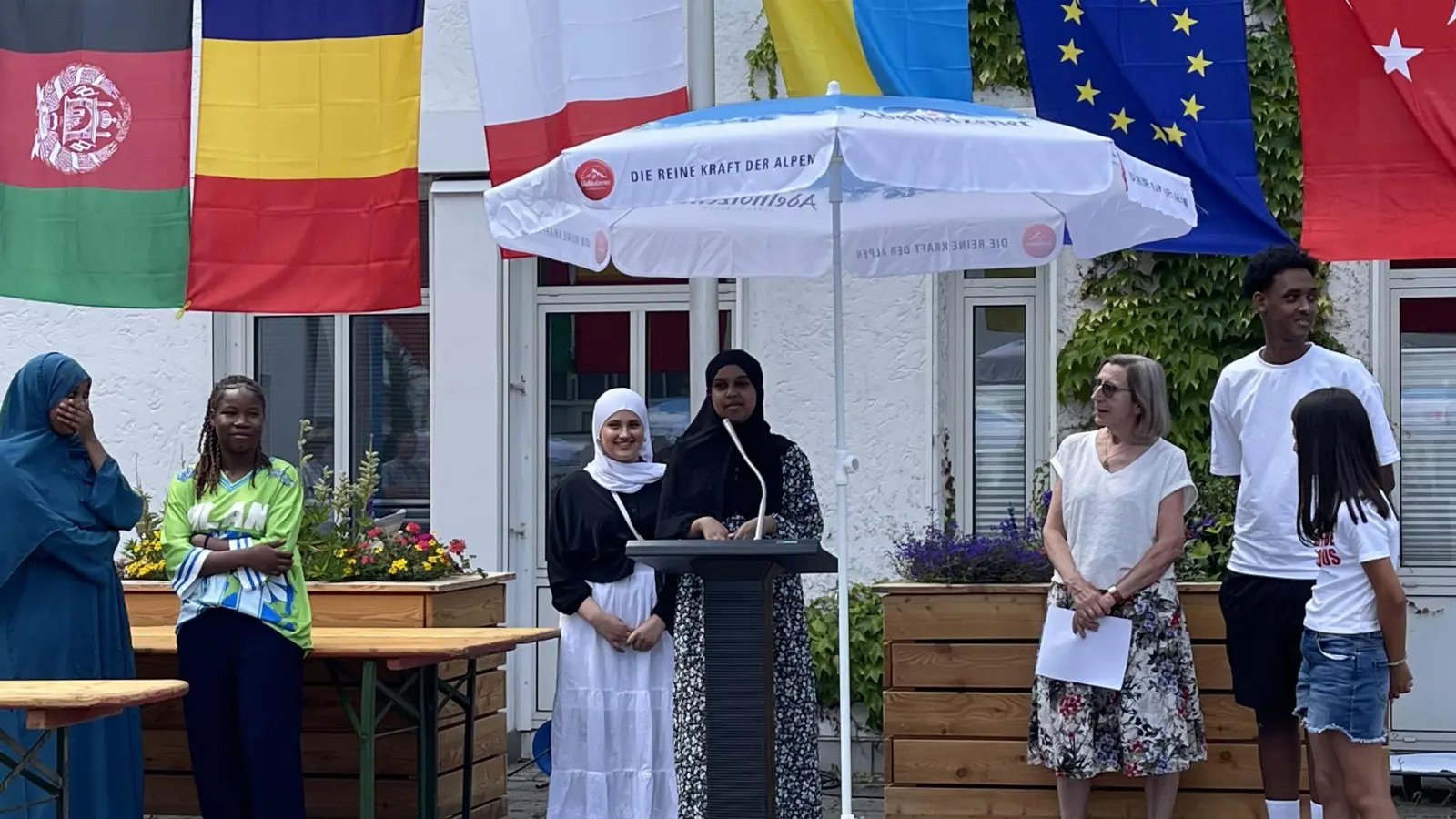 Jugendliche Geflüchtete begrüßten in ihrer Heimatsprache gemeinsam mit Franziska Kindsmüller vom Helferkreis die Besucher. (Foto: hw)