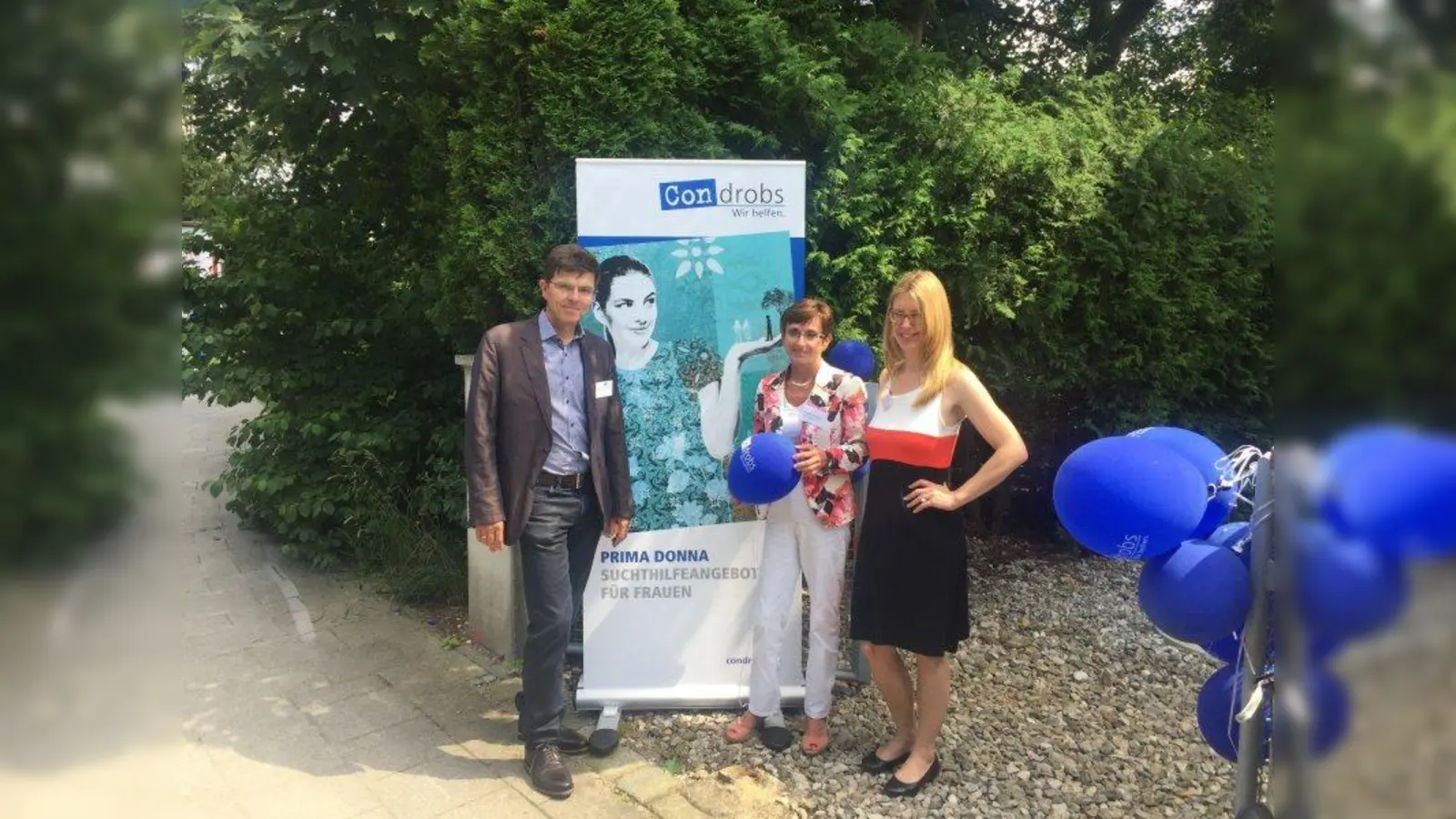 Feierten 30 Jahre nachhaltige Suchthilfeangebote für Frauen: Florian Willeitner, Finanzvorstand Condrobs, Friederike Steinberger, Bezirkstagsvizepräsidentin Bezirk Oberbayern, und Katrin Bahr, Bereichs-Geschäftsführerin Sozialtherapie und Frauenarbeit (von links). (Foto: pi)