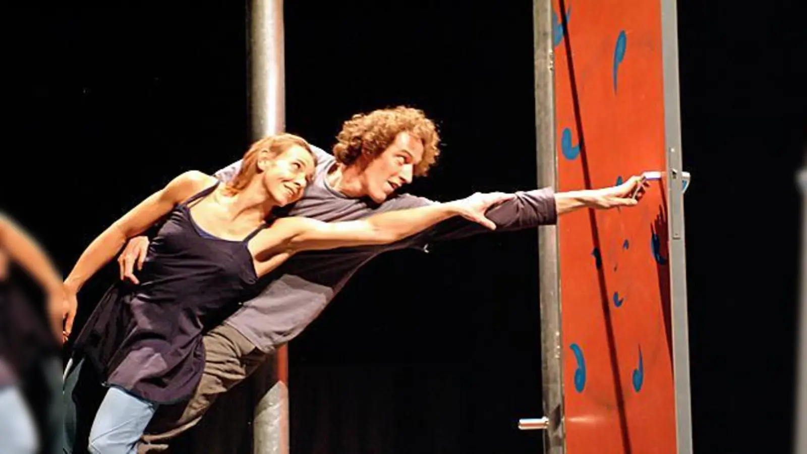 Das Gastspiel »Double Tour« fasziniert mit Tanzeinlagen, Akrobatik und Jonglage. 	 (Foto: privat)