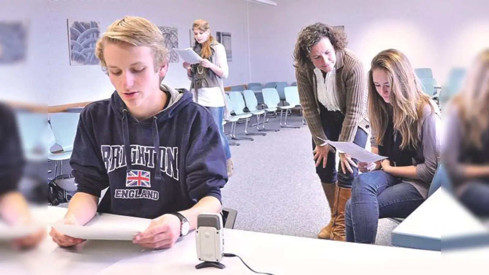 Während Grischa Eder (l.) liest, bereitet sich Laura Kramlinger gehend für ihren Einsatz vor. Stefanie Kotter (r.) lässt sich noch Tipps von Kursleiterin Uta Löhrer geben. 	 (Foto: Sybille Föll)