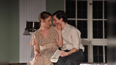 Jonathan Hutter und Henrike Hahn präsentieren "Eine Liebe in Zeiten des Widerstands".  (Foto: Torsten Biel)