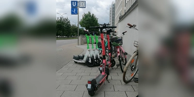 Für viele sind E-Scooter ein Plage, weil sie zu oft rücksichtslos auf Geh- und Radwegen zurückgelassen werden und diese blockieren. Auch an roten Ampeln fallen E-Scooter-Fahrer öfter als alle anderen negativ auf. (Foto: job)