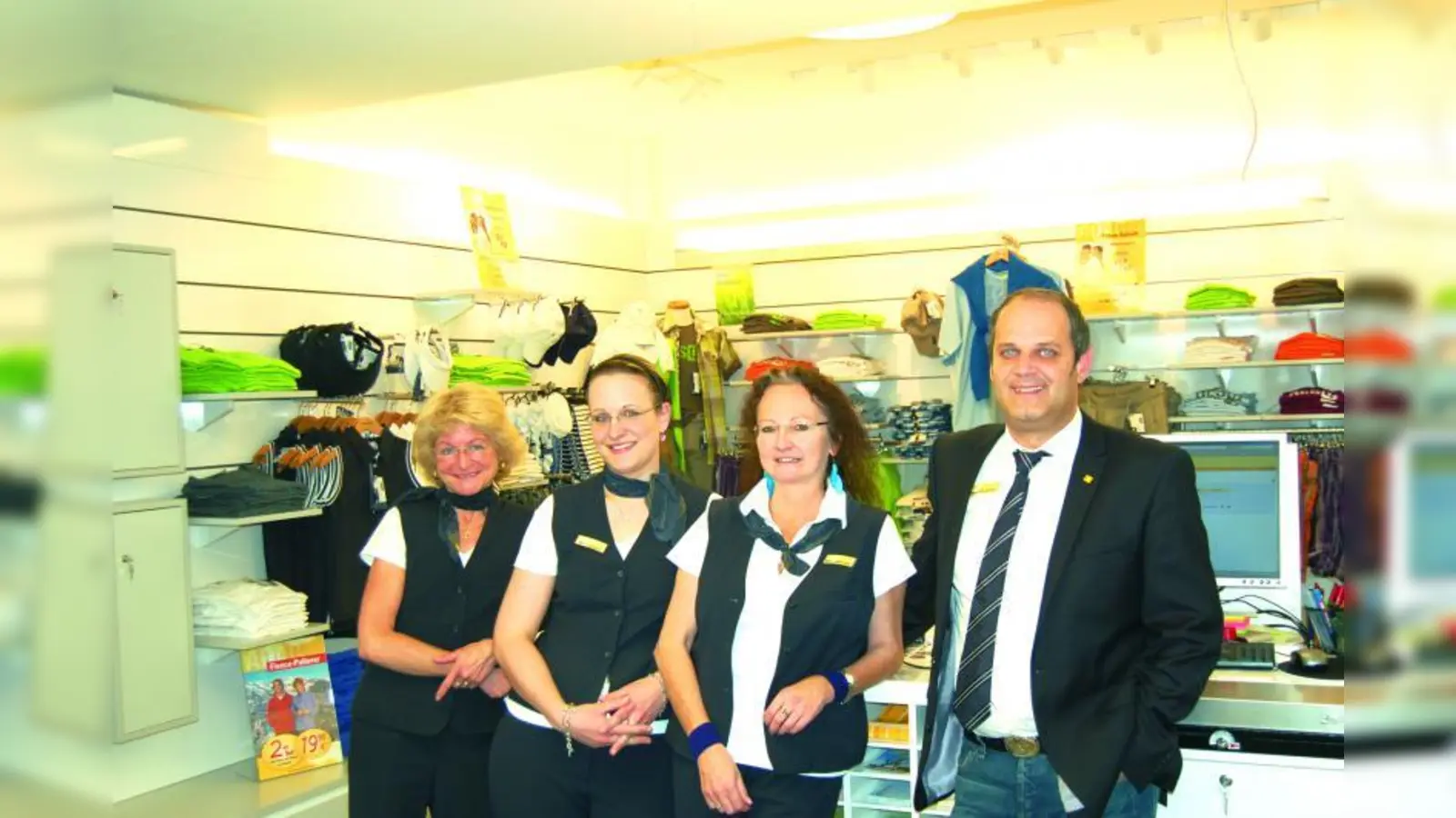 Begrüßt Sie in den neuen Räumen: Das Team des ADAC Service-Centers am Frankfurter Ring. (Foto: ADAC)