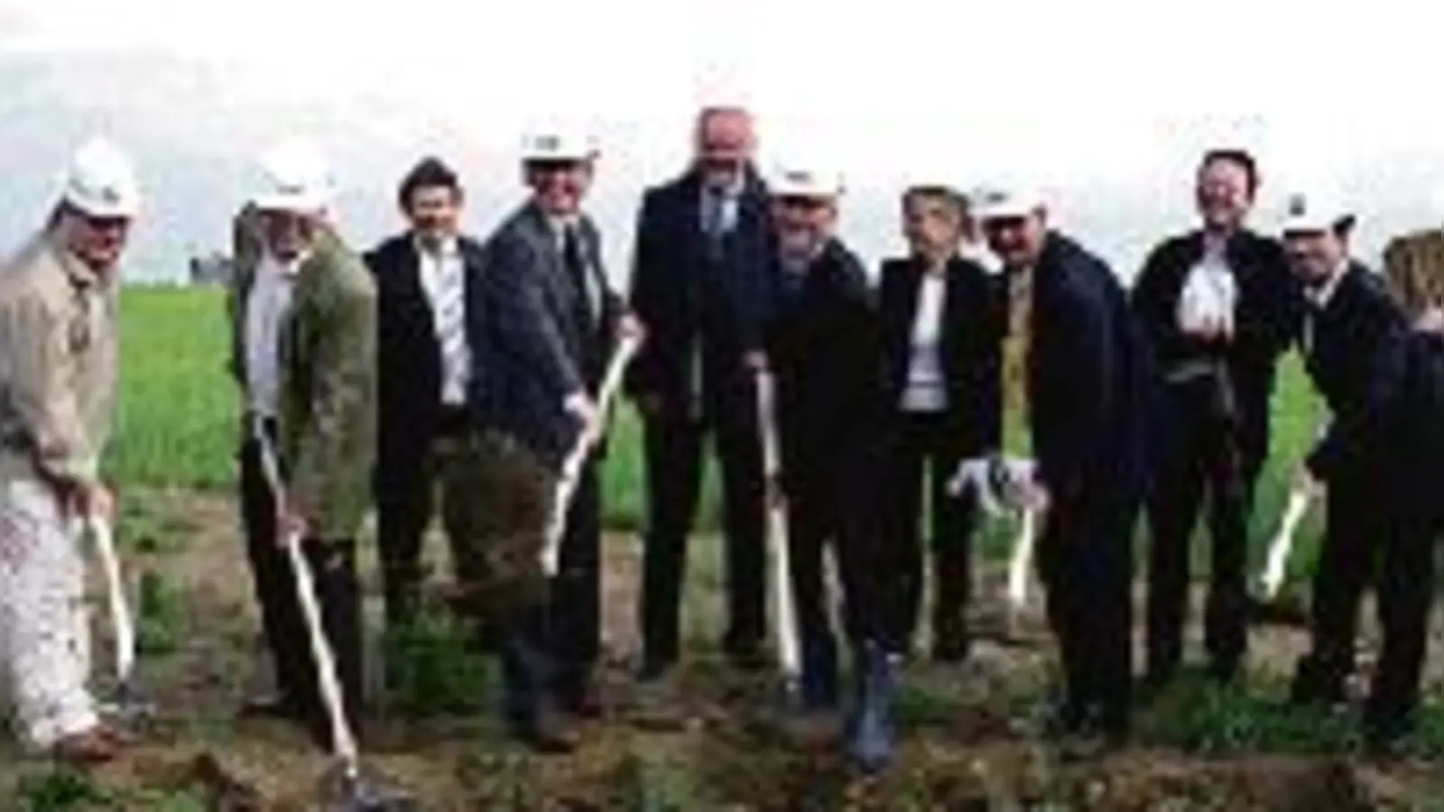 Der Geothermie-Startschuss ist in Unterföhring im Juni  (Foto: Bürgermeister Franz Schwarz (4.v.l.) und Beteiligte des gemeindlichen Geothermie-Projekts haben ihre Spaten an der späteren Bohrstelle in der Erde versenkt.)