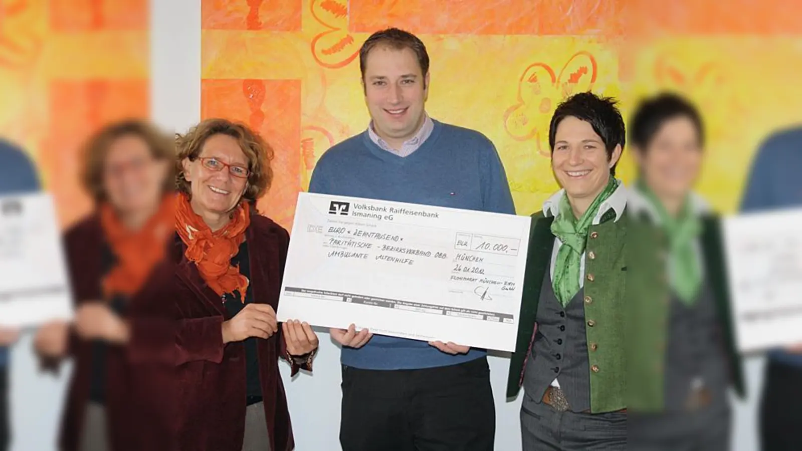 Bei der Scheckübergabe (v. li.): Karin Majewski, Geschäftsführerin des Paritätischen Wohlfahrtsverbandes in Oberbayern, Michael Spitzweg und Claudia Hartl, von der Flohmarkt GmbH.  (Foto: VA)