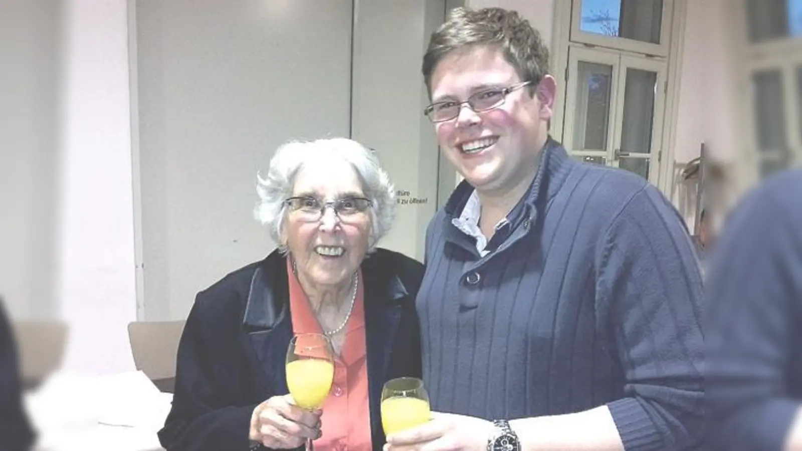 Langjähriges BA-Mitglied Inge Hügenell mit ihrem Nachfolger dem Studenten Felix Palm.	 (Foto: VA)