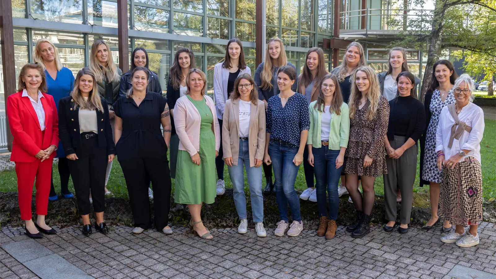 Schulamtsdirektorin Karin Huber-Weinberger (links) begrüßte zusammen mit Personalratsvorsitzende Nicole Bannert (2. von links), Schulamtsdirektorin Manuela Hollweg (2. von rechts) und Seminarrektorin Regina Winkler-Menzel (rechts) die neuen Lehramtsanwärterinnen.  (Foto: Landratsamt Starnberg)