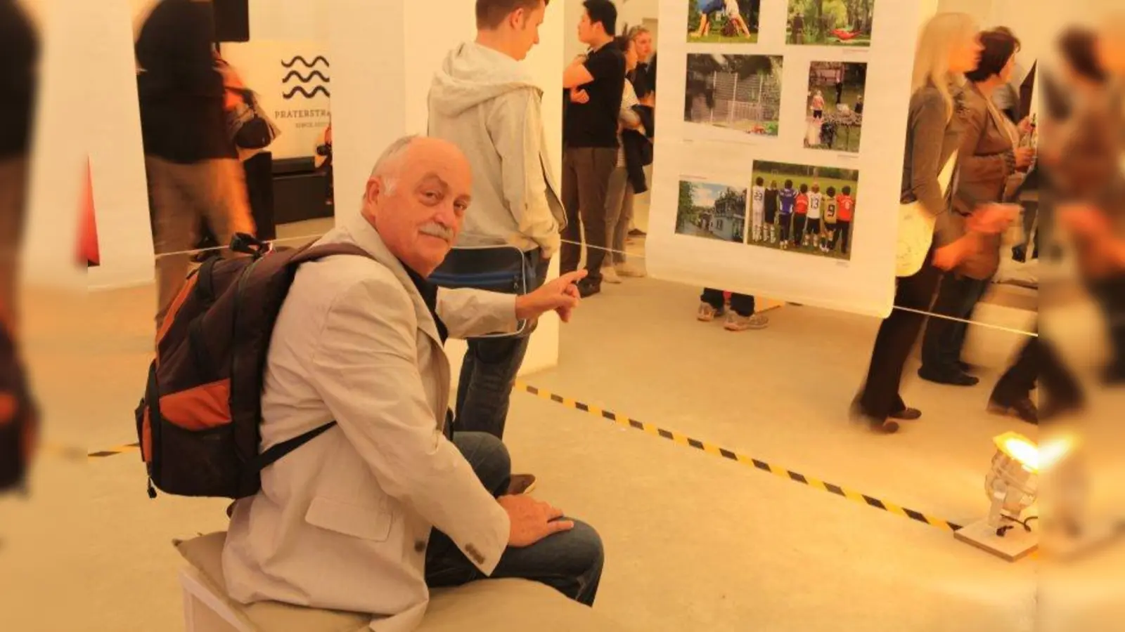 Der Laimer Fotograf Josef Stöger zeigt stolz auf sein Bild:  „Ich habe mich sehr gefreut, dass diese Aufnahme im zweiten Bildband abgedruckt worden ist.“ (Foto: Josef Stöger)