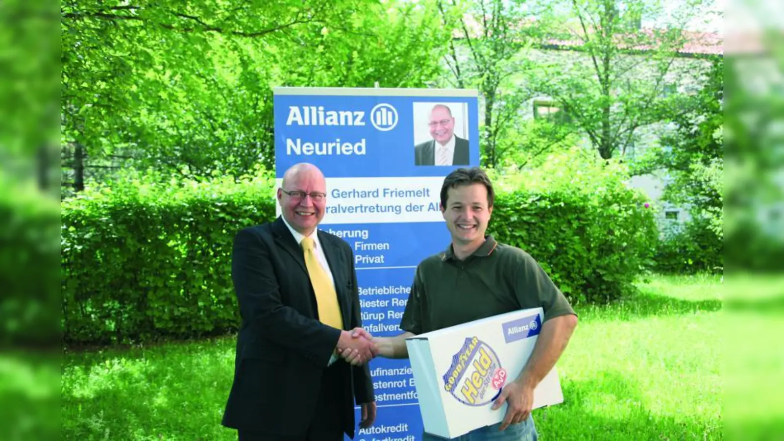 Der „Held der Straße” Mevlludin Potoku bekam zum Dank von der Allianz Agentur Gerhard Friemelt aus Neuried ein „Sicherheitsset” übergeben, bestehend aus einem Apple iPhone inklusive Schutzhülle, einer hochwertigen Autohalterung und einer kostenlosen Mitgliedschaft im AvD für ein Jahr. (Foto: pi)