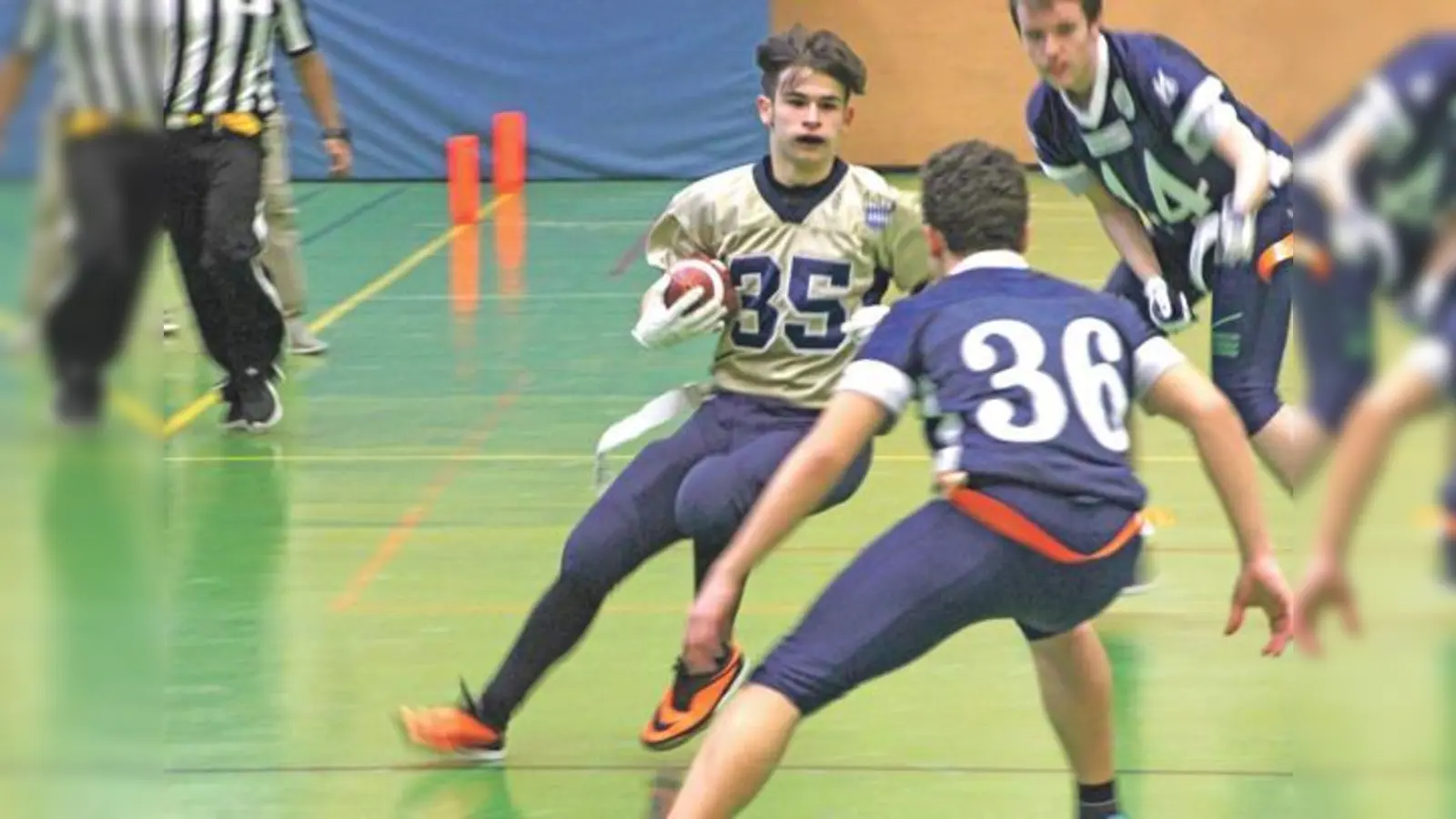 Valentino Virant wechselt die Laufrichtung, um am wartenden Straubinger Verteidiger vorbeizukommen.	 (Foto: M. Kröner)