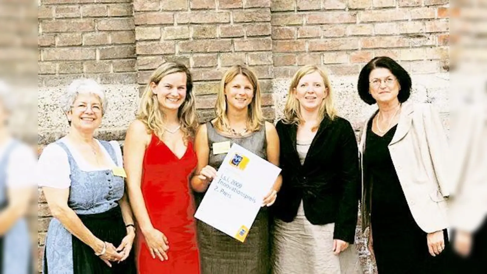 Von links: Rektorin Angelika Köppel, Lehrerin Anja Dietrich, Konrektorin Susanne Löffler, Lehrerin Susanne Köglmeier, und Schulamtsdirektorin Beate Eckert-Kalthoff freuen sich über die Auszeichnung. (Foto: Privat)