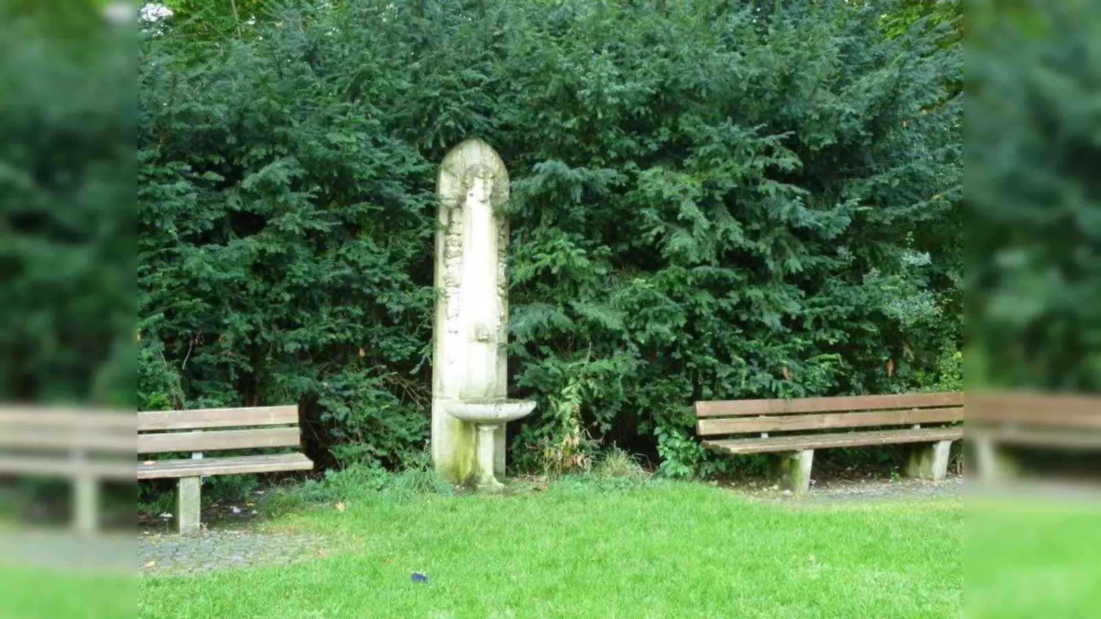 Die kleine Steinschale an dieser Skulptur am Bavariapark soll künftig als Wasserstelle für Wildtiere dienen. Eine extra Wassertränke, wie sie in einem Bürgerantrag gewünscht war, wird jedoch nicht geschaffen. (Foto: kö)