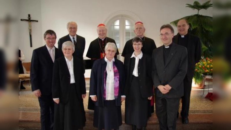 Der Orden Congregatio Jesu besteht bereits seit 400 Jahren. Zum Festakt in der Jesuitenkirche St. Michael wurde die Mary-Ward-Messe uraufgeführt. Prominente Gäste dabei waren (oben v.l.) Herzog Franz von Bayern, Kardinal Friedrich Wetter, Weihbischof Engelbert Siebler, Generalvikar Peter Beer und (unten v.l.) Stadtrat Christian Müller, Festrednerin Sr. Ursula Dirmeier, Provinzoberin Sr. Angela Fries, Generalsekretärin Sr. Gertrud Himmel und P. Stefan Dartmann, Provinzial des Jesuitenordens. (Foto: pi)