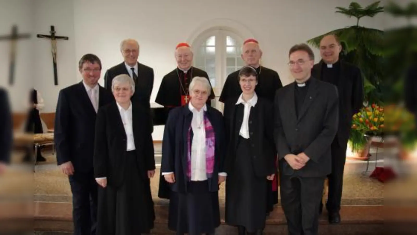 Der Orden Congregatio Jesu besteht bereits seit 400 Jahren. Zum Festakt in der Jesuitenkirche St. Michael wurde die Mary-Ward-Messe uraufgeführt. Prominente Gäste dabei waren (oben v.l.) Herzog Franz von Bayern, Kardinal Friedrich Wetter, Weihbischof Engelbert Siebler, Generalvikar Peter Beer und (unten v.l.) Stadtrat Christian Müller, Festrednerin Sr. Ursula Dirmeier, Provinzoberin Sr. Angela Fries, Generalsekretärin Sr. Gertrud Himmel und P. Stefan Dartmann, Provinzial des Jesuitenordens. (Foto: pi)