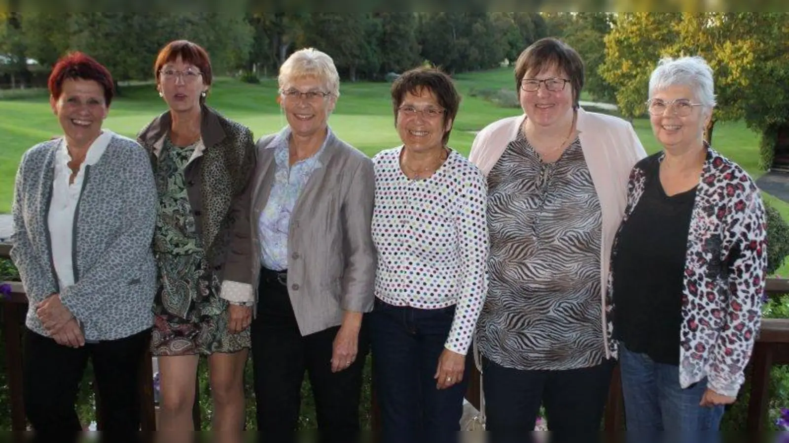 Strahlende Gesichter beim Dienst-Jubiläum: Gabriele Neumann, Vera Wollmann, Gabriele Scheinpflug, Angelika Tietze, Johanna Wild und Gabriela Klappenberger (von links). Nicht auf dem Bild sind Ursula Lehmann und Angelika Weidner (Foto: Ambulante Krankenpflege Tutzing)
