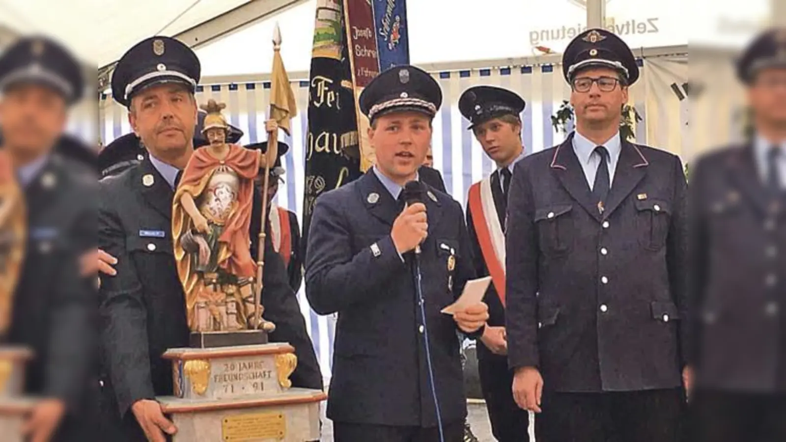 Übergabe des Heiligen Florians: (v.l.) Kommandant Markus Mende, Vorstand  Peter Voit und Kommandant Klaus Steinhart.	 (Foto: Wolfgang Mende)