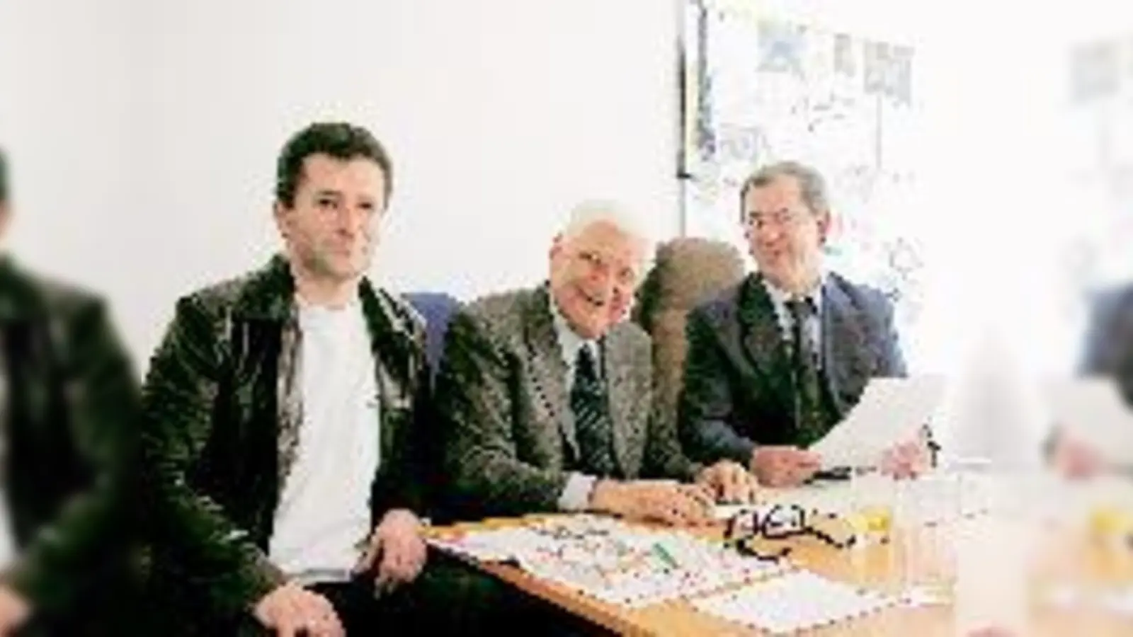 Torwartlegende Petar Radenkovic (mi.) zu Besuch bei Alfred Nefzger (re.) von der Nord-Rundschau. Mit dabei Treffpunkt-Geschäftsführer Albert Raca.	 (Foto: hrz)