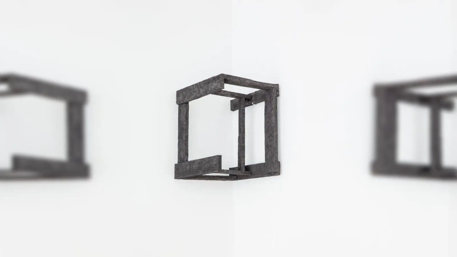 Philipp Messner zeigt Werke, die mit magnetischer Kraft arbeiten. (Foto: Maximilian Geuter)