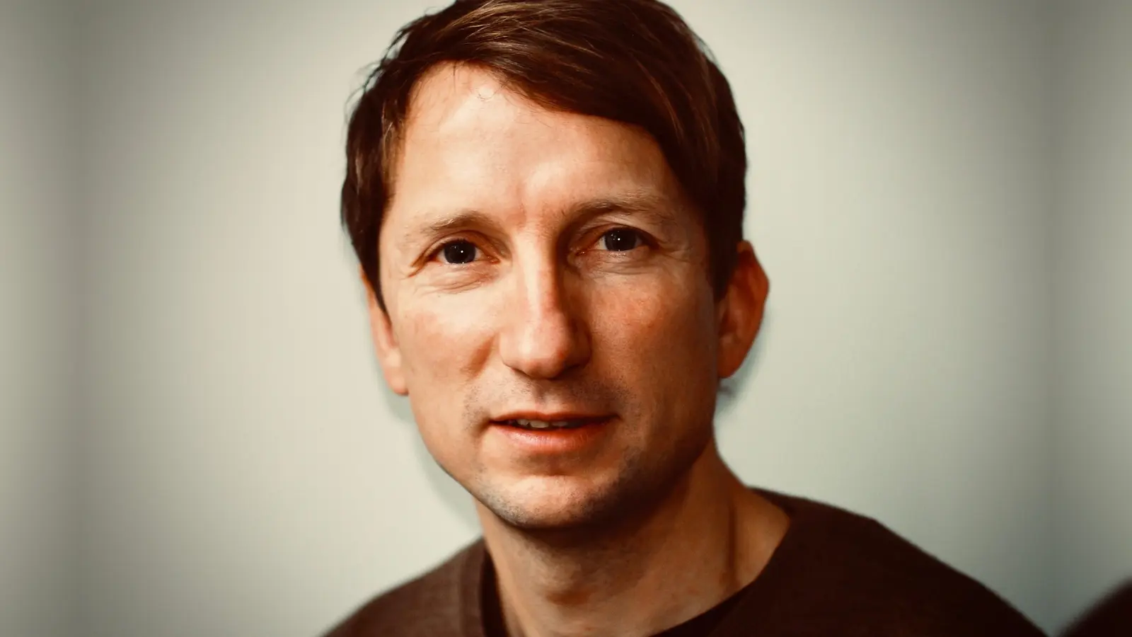 Florian Huber erzählt auf packende Weise den dramatischen Ablauf des Mauerfalls. (Foto: Philipp Spannuth)